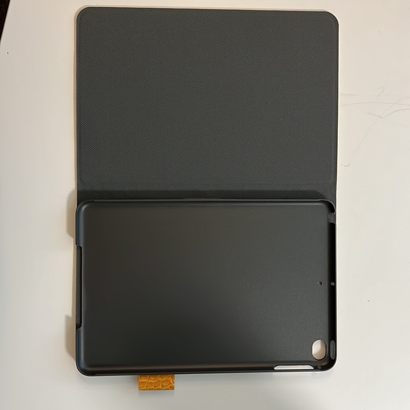 Canary Faux Crocodile iPad Case - Picture 2 of 3